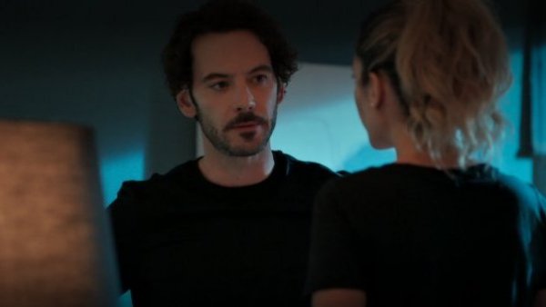 Iván engaña a Lucrecia

