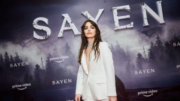 Lux Pascal impacta con su look en estreno de “Sayén”
