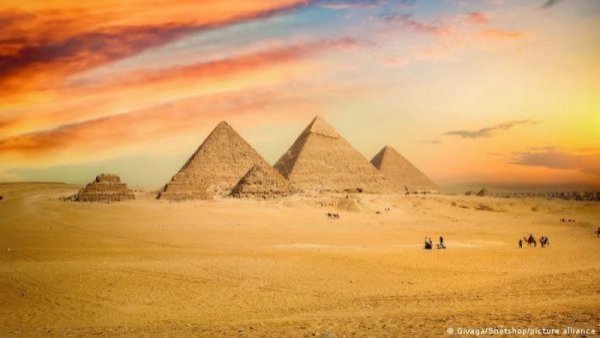 Egipto anuncia hallazgo de un túnel escondido en la pirámide de Keops
