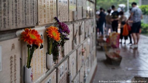 Un anciano chino finge su funeral en vida para saber cómo será
