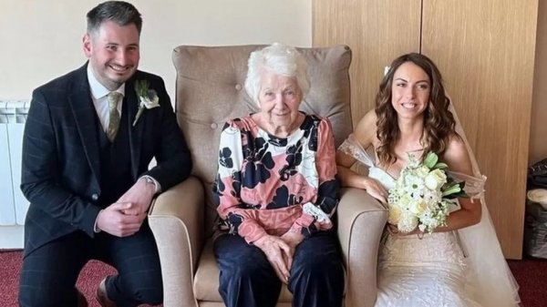 La pareja que recreó su boda en un geriátrico para que participara su abuela con demencia
