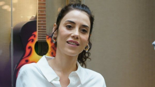 "No quería preocupar a nadie": reaparece actriz Cansu Dere tras ser reportada como desaparecida en terremoto de Turquía
