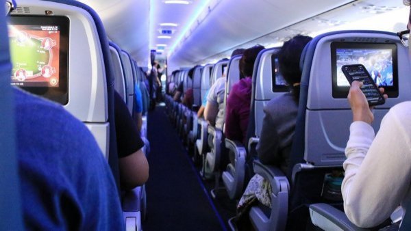 Detenido tras intentar abrir puerta de avión en pleno vuelo y atacar al capitán
