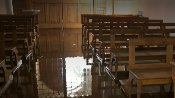 Histórica iglesia se inundó por rotura de matriz en Recoleta
