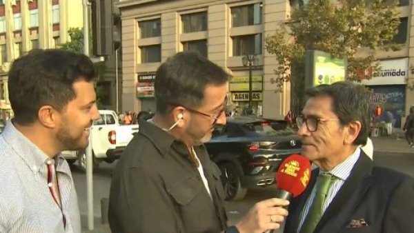 Edu y Simón en las calles: ¡Asi vivieron el inicio del "súper lunes" en el centro de Santiago!

