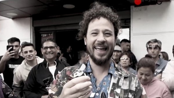 "No se dice we...": Luisito Comunica causó risas al corregir 'chilenismo'

