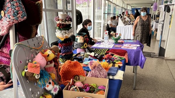 Mujeres de La Florida demuestran su talento en feria de emprendimiento del Cesfam Los Quillayes