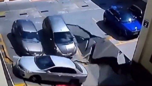 "De pronto todo cedió": techo de mall se derrumba y 4 autos caen sobre patio de comidas en Brasil

