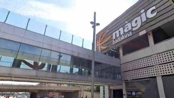 Niña de 11 años denuncia violación por adolescentes en baño de mall en España
