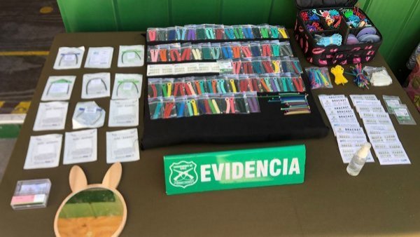 Detienen a mujer que ofrecía "servicios dentales" afuera de estación de Metro
