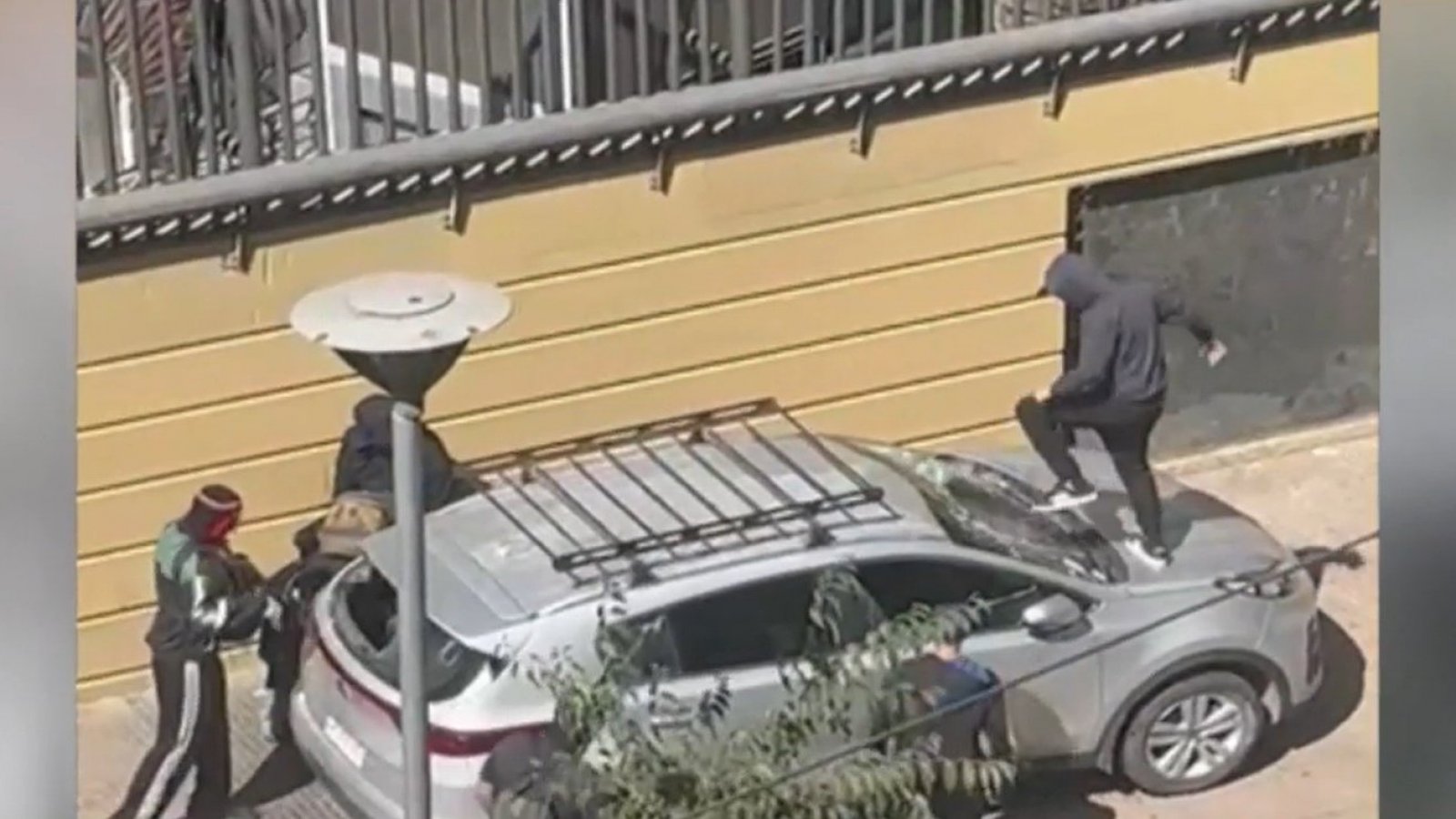 ¡Hasta la golpearon! Madre relata violento ataque de turba que destruyó su vehículo en el centro de Santiago
