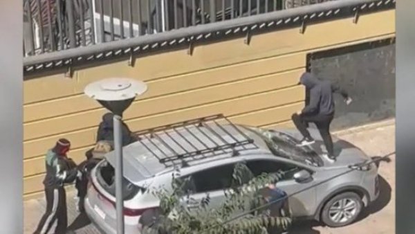 ¡Hasta la golpearon! Madre relata violento ataque de turba que destruyó su vehículo en el centro de Santiago

