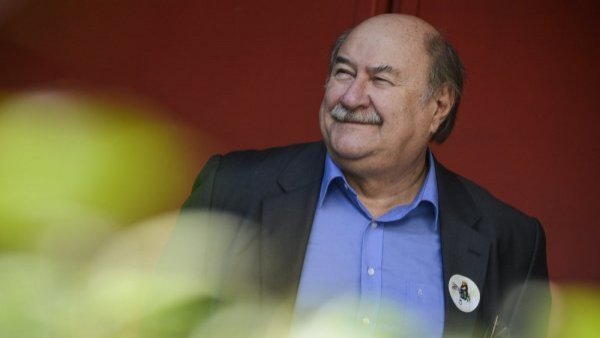 Hijo descarta muerte del escritor Antonio Skármeta: "Está muy vivo y coleando"

