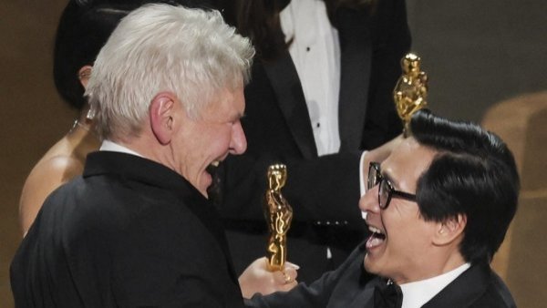 El emotivo abrazo de Harrison Ford y Ke Huy Quan a 40 años de Indiana Jones
