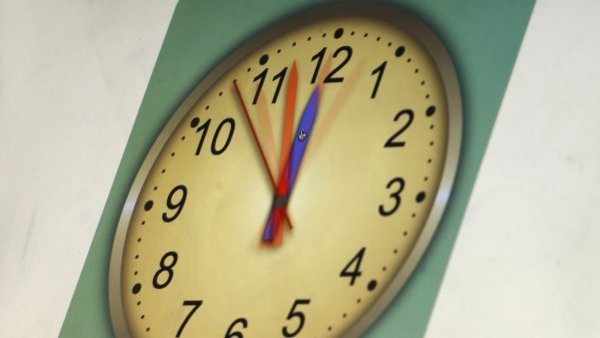 Doctor pide suspender próximo cambio de hora: "No todas las personas lo sobrellevan bien"
