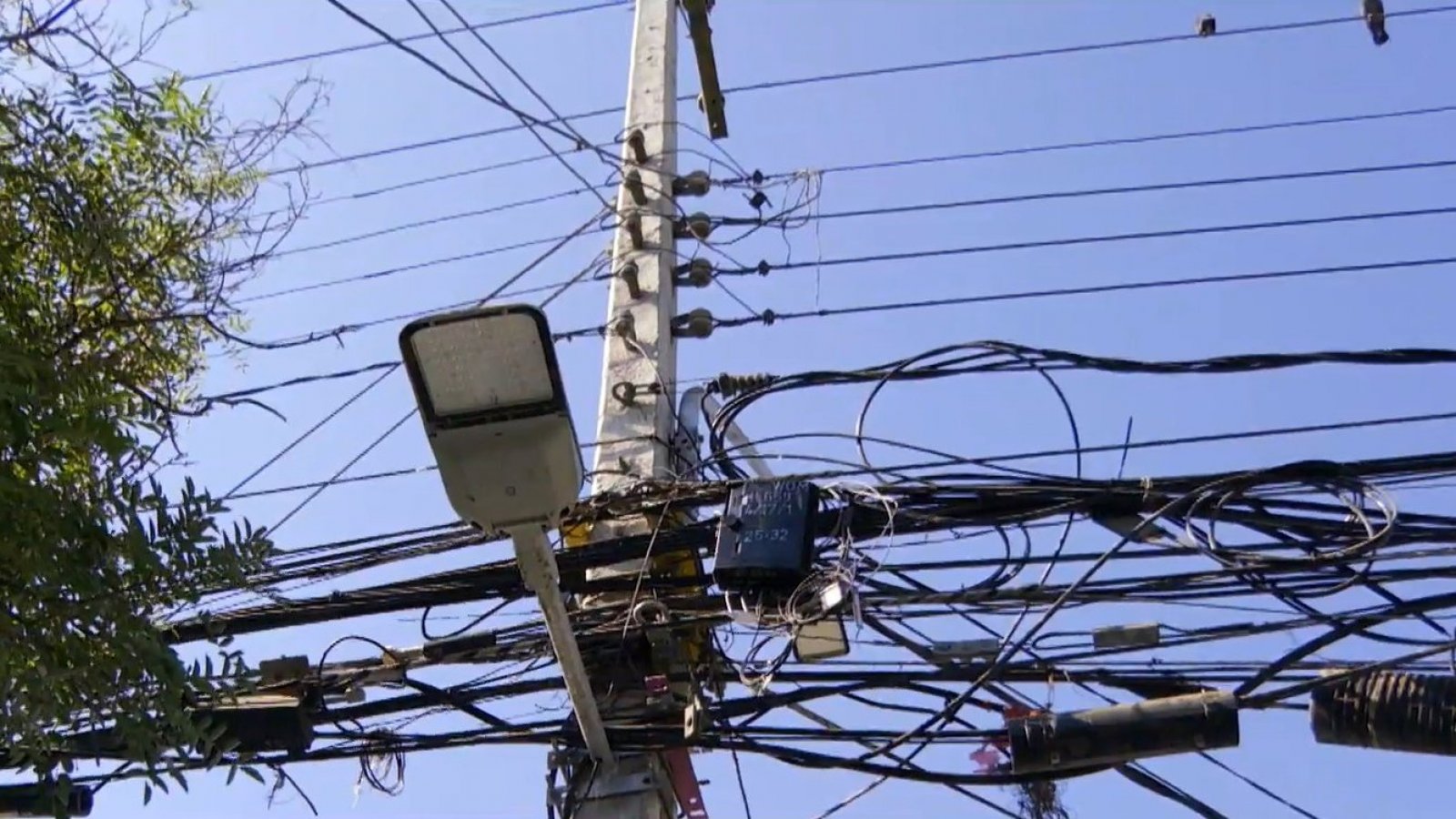 Basura aérea, los riesgos del exceso del cableado público
