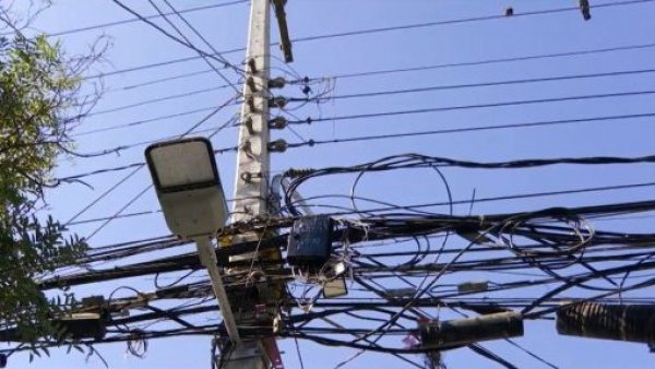 Basura aérea, los riesgos del exceso del cableado público
