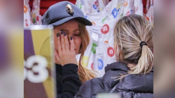 Fue consolada por fan: captan a Shakira llorando en tienda de Nueva York
