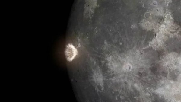 Captan meteorito chocando con la luna y dejó un cráter gigante
