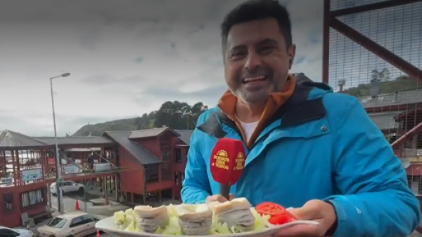 Claudio Ojeda disfruta de deliciosos locos marinos en la bahía de Angelmó
