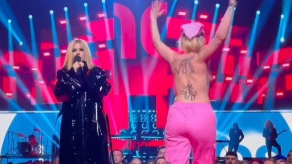 "Sal de acá, p...": Avril Lavigne encara a activista que interrumpió show

