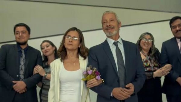 Estefanía se casa con Julián ante el asombro de sus cercanos
