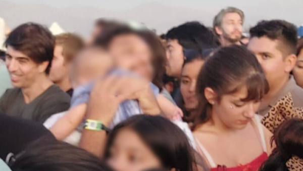 "Negligentes": polémica por hombre con bebé en brazos en pleno concierto de Lollapalooza 2023
