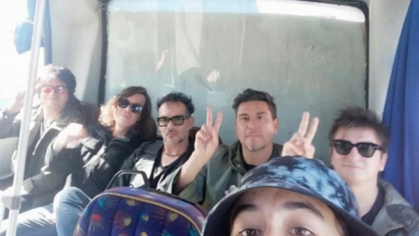 "Fantasía penquista": joven tomó micro y se encontró a Los Bunkers
