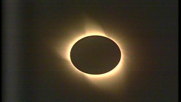 Emoción y expectación: Así se vivió el eclipse del año 1994 en Chile
