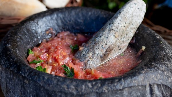 Chancho en piedra elegido entre los mejores platos en América según Taste Atlas
