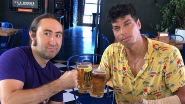 Tras funa por "perro muerto": Ignacio Lastra y Mario Ortega pagan cuenta en bar
