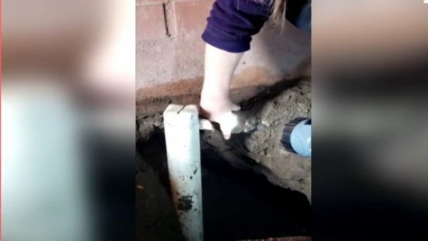¡Viven con un socavón! El drama de vecinos de La Florida que incluso no pueden usar el baño de sus casas
