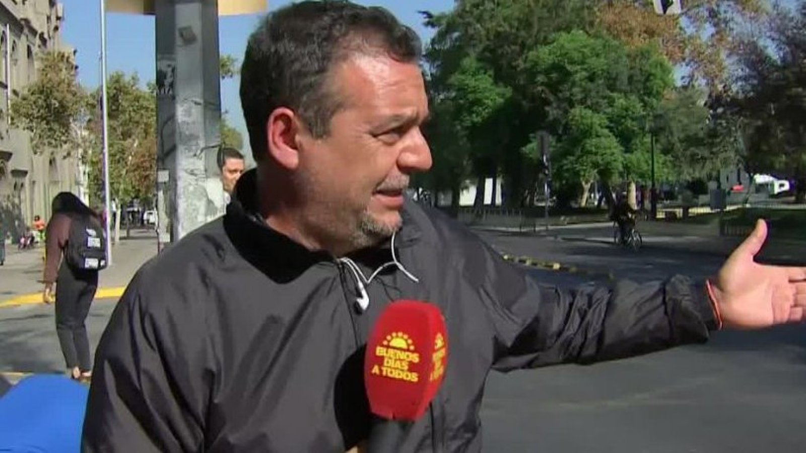 Equipo del Buenos Días a Todos es golpeado en manifestación
