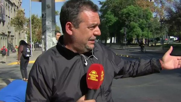 Equipo del Buenos Días a Todos es golpeado en manifestación
