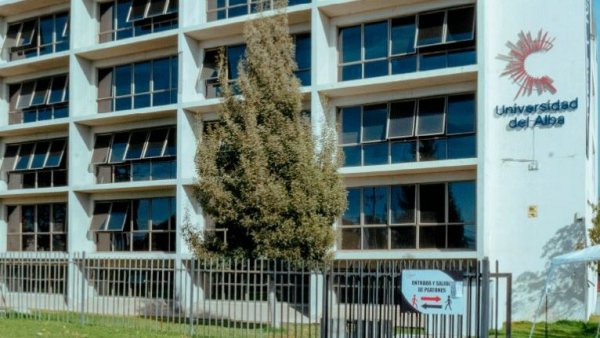 Universidad del Alba logra su acreditación dejando atrás el incendio de su sede y una crisis financiera
