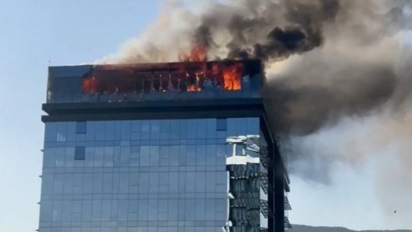 Incendio en edificio de Vitacura logra ser contenido por bomberos
