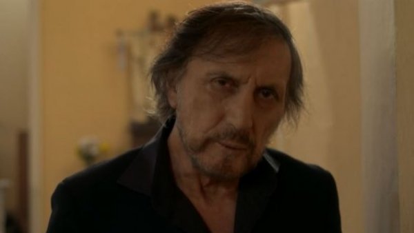Carlos Pinto interpela a Estefanía en la iglesia
