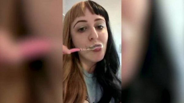 Mujer gana millones solo por lavarse los dientes en OnlyFans
