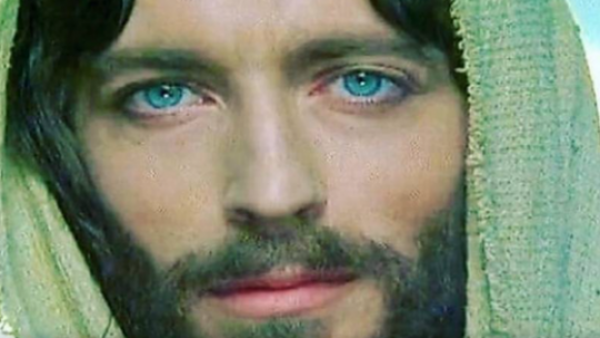 Así luce actualmente el protagonista de "Jesús de Nazaret"
