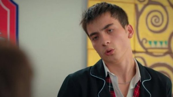 Omer y Sarp son reprendidos por el director
