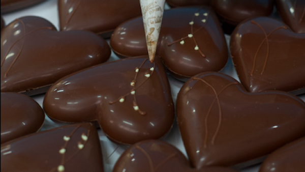 Chilenos lideran consumo en Latinoamérica: Guía práctica para reconocer un chocolate de calidad
