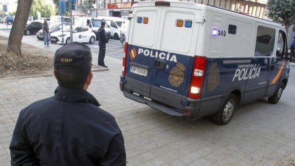 "Mamá no me tires": mujer saltó de un quinto piso con su hija en brazos en España
