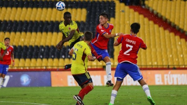 Ni la lluvia frena a la Sub 17: la Roja queda a un paso del hexagonal final tras victoria sobre Colombia
