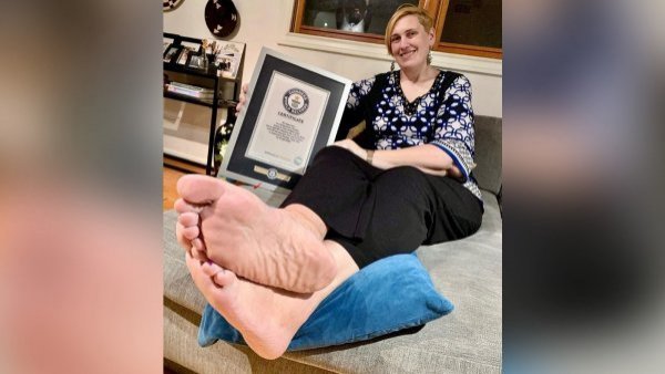 Mujer con los pies más grandes del mundo denuncia acoso de podófilos

