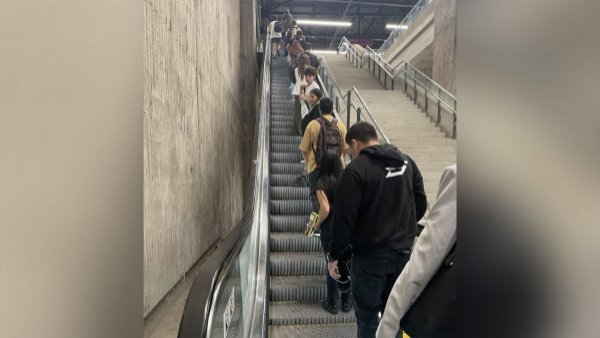 "Aprendimos": destacan uso de escalera mecánica en el Metro de Santiago
