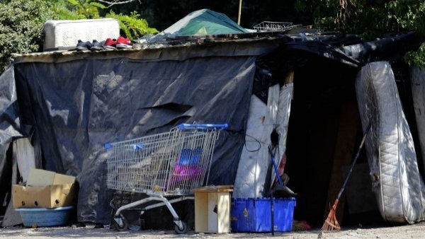 Queman carpas y rucos de personas en situación de calle: acusados de robar cables
