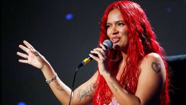 "Una imagen que no me representa": Karol G arremete contra revista por exceso de edición en portada
