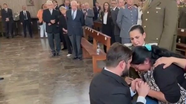 “Me mataron a mi hijo”: Presidente Boric entrega el pésame a la madre y esposa del carabinero asesinado
