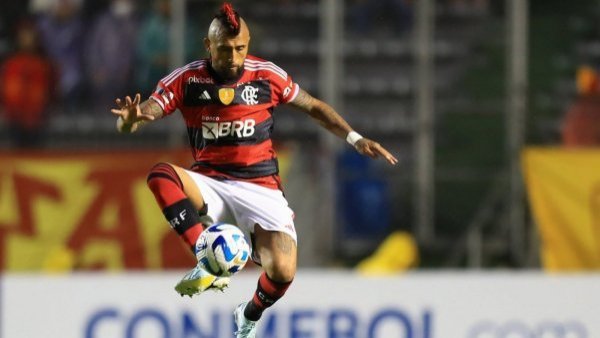 Un ex DT de la Roja en la lista: los candidatos para ser técnico del Flamengo de Vidal y Pulgar
