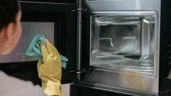 Asqueroso motivo: por qué se debe limpiar el microondas cada vez que se usa
